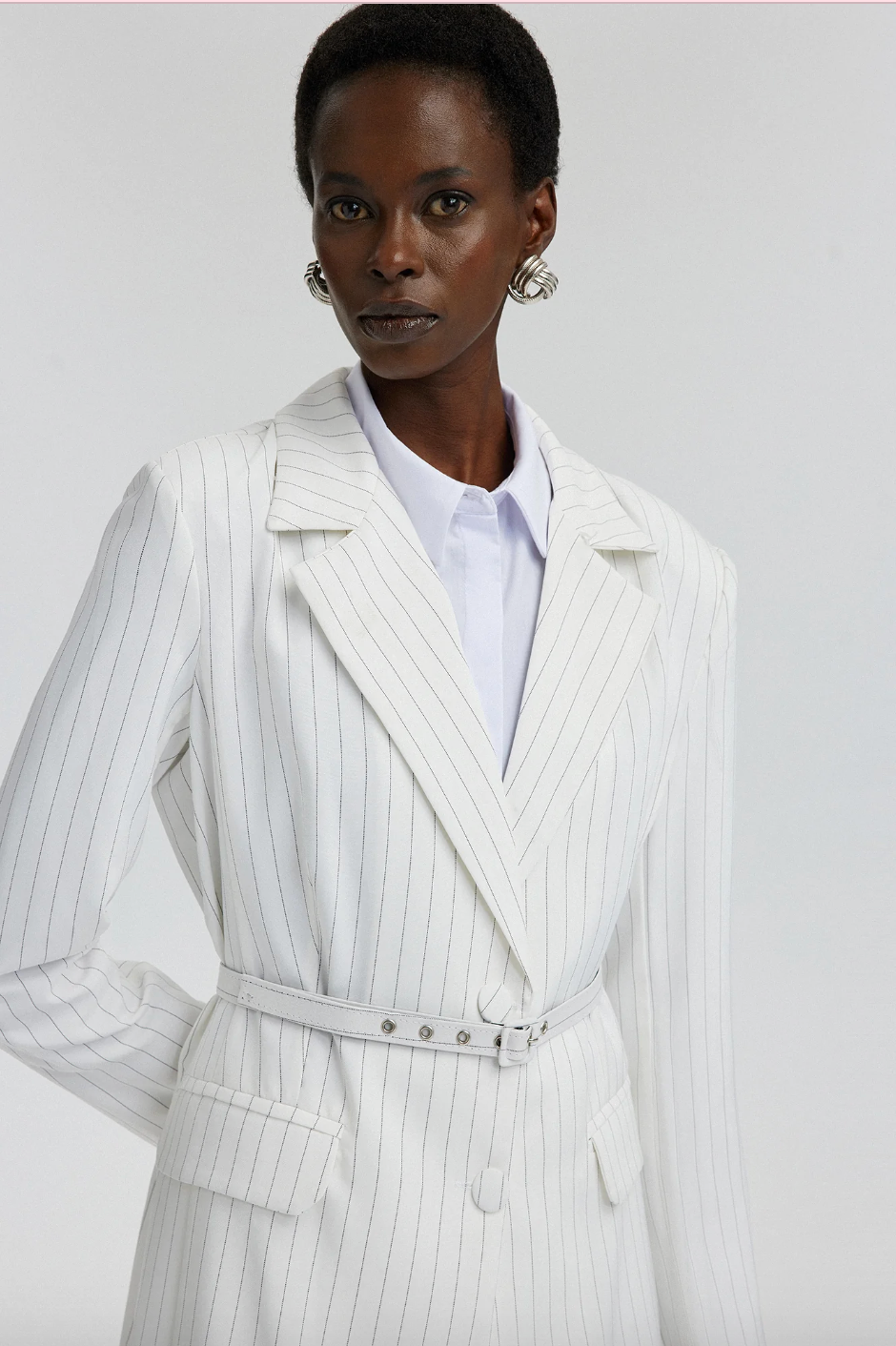 TRAJE RAYAS DETALLE CINTURÓN