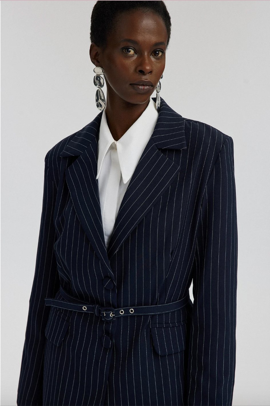 TRAJE RAYAS DETALLE CINTURÓN