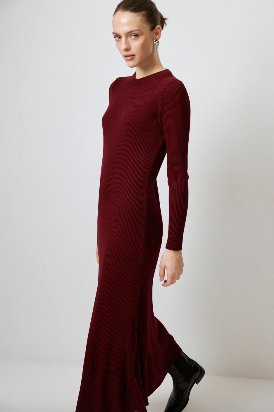 VESTIDO DE PUNTO DE CUELLO ALTO ACANALADO