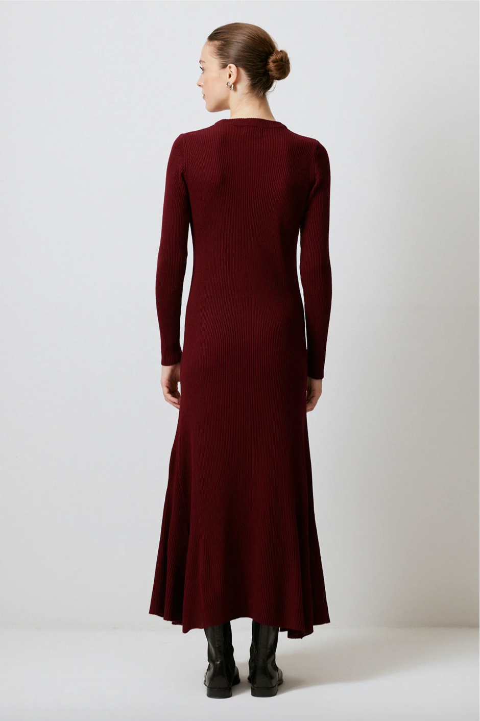 VESTIDO DE PUNTO DE CUELLO ALTO ACANALADO