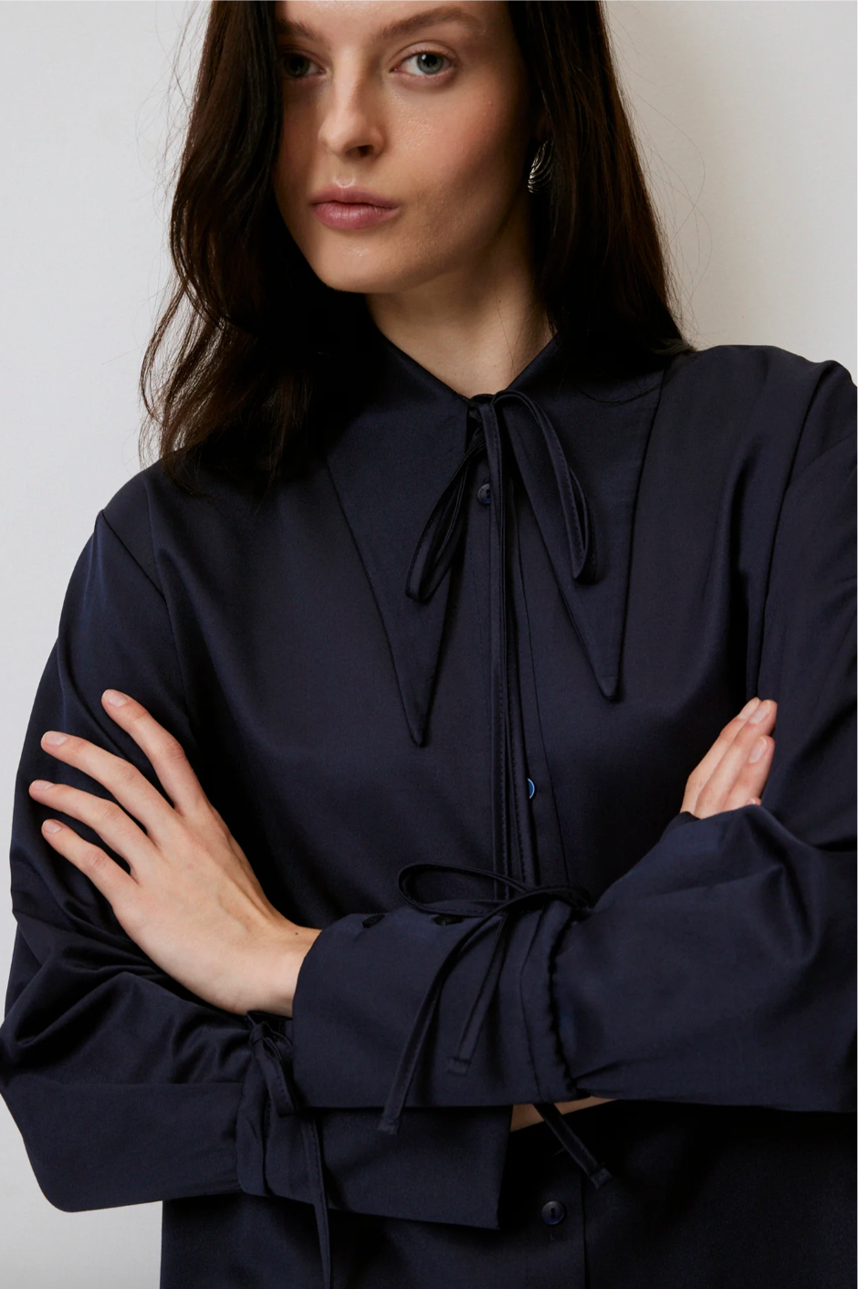 CAMISA CON DETALLE DE LAZADA