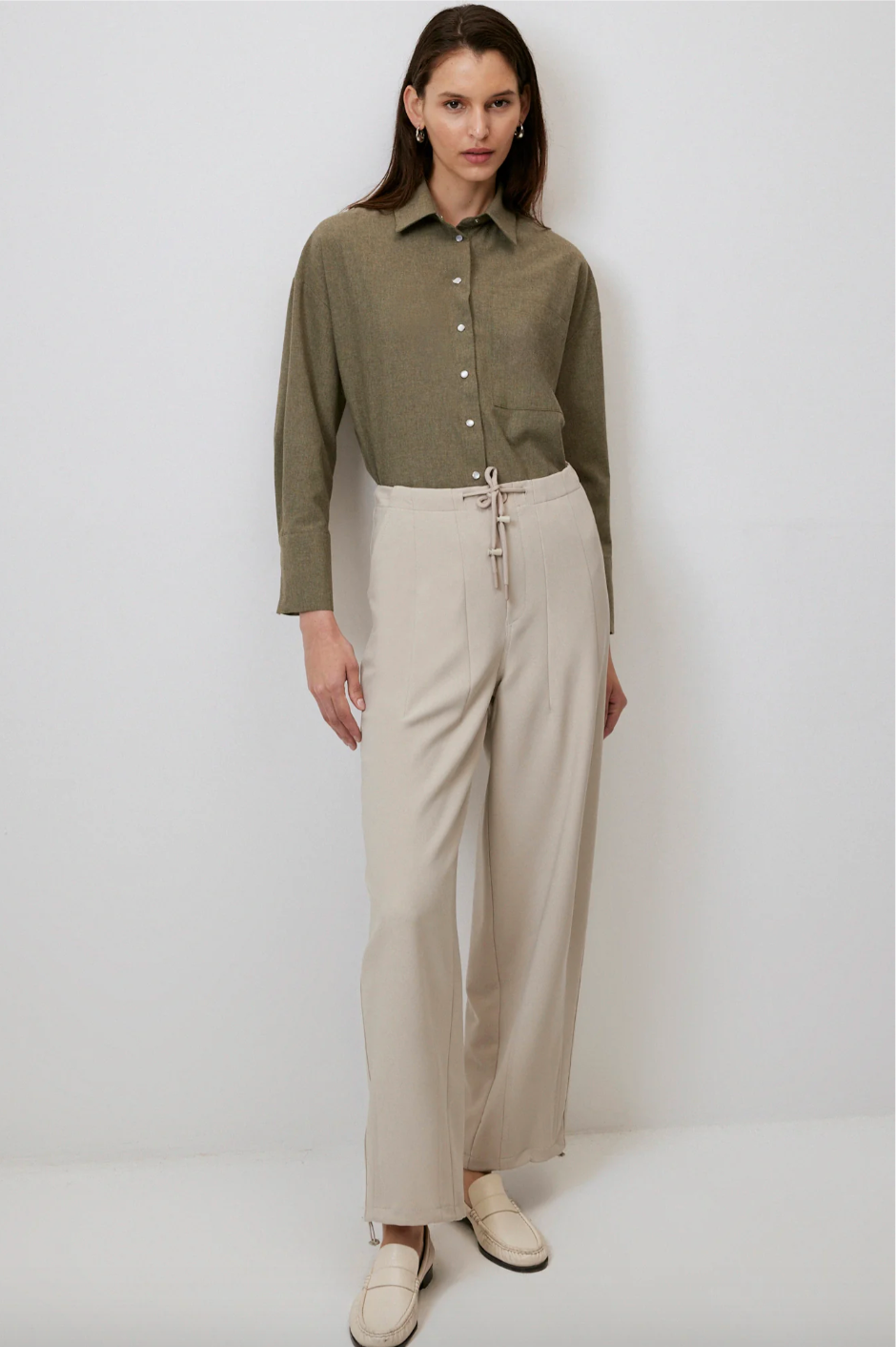 PANTALÓN RECTO CON CINTURA ELÁSTICA