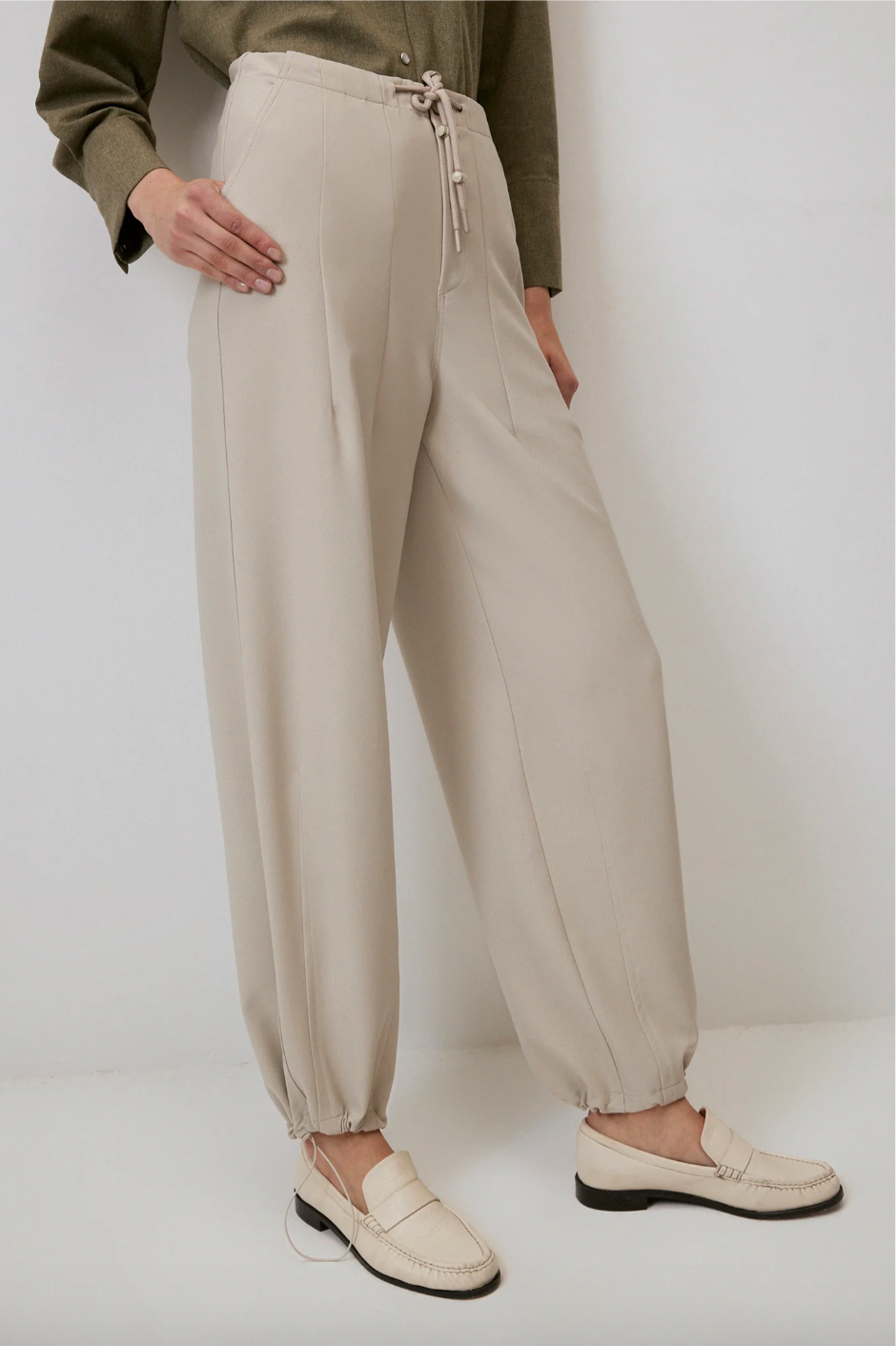 PANTALÓN RECTO CON CINTURA ELÁSTICA