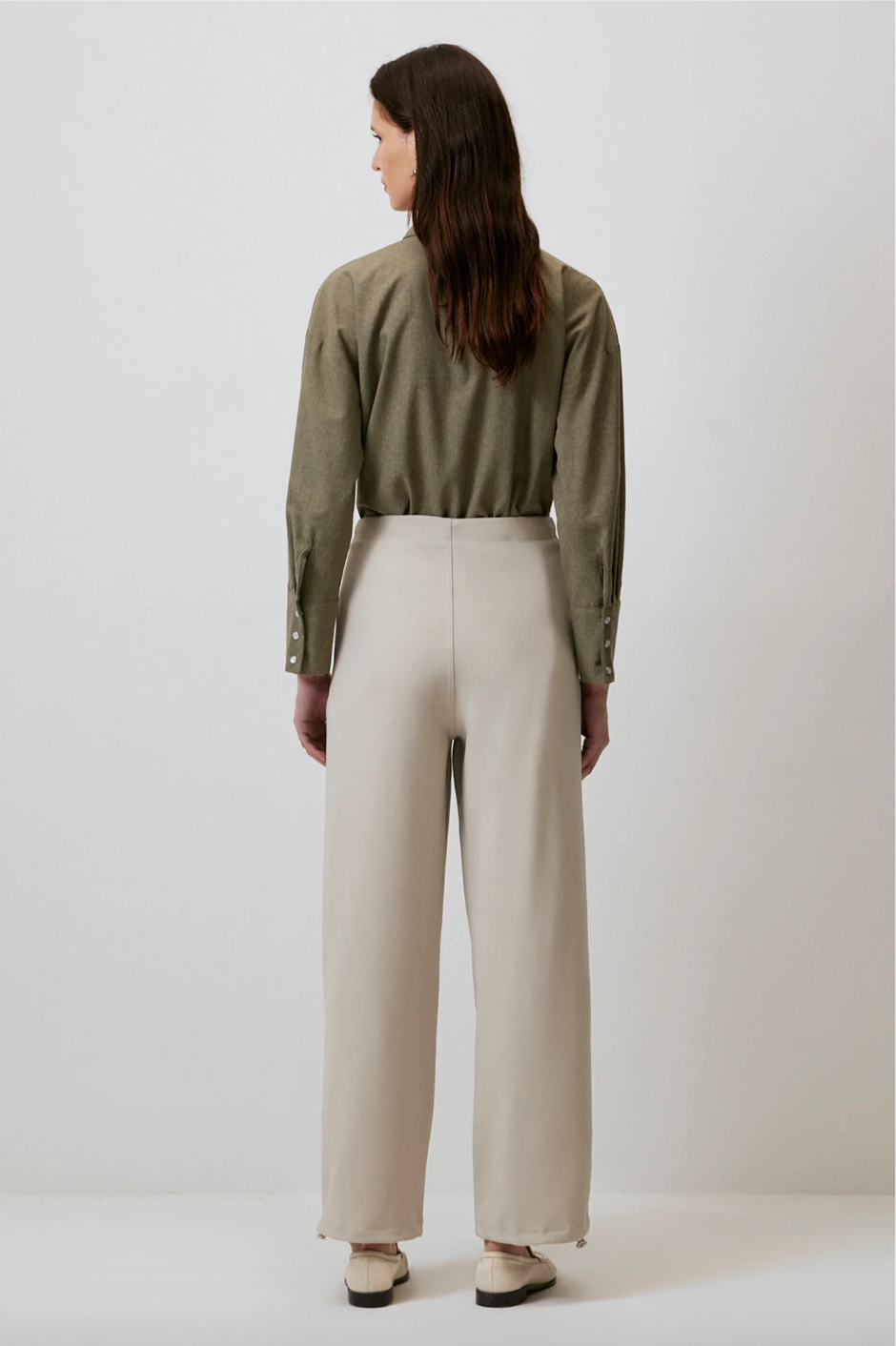 PANTALÓN RECTO CON CINTURA ELÁSTICA
