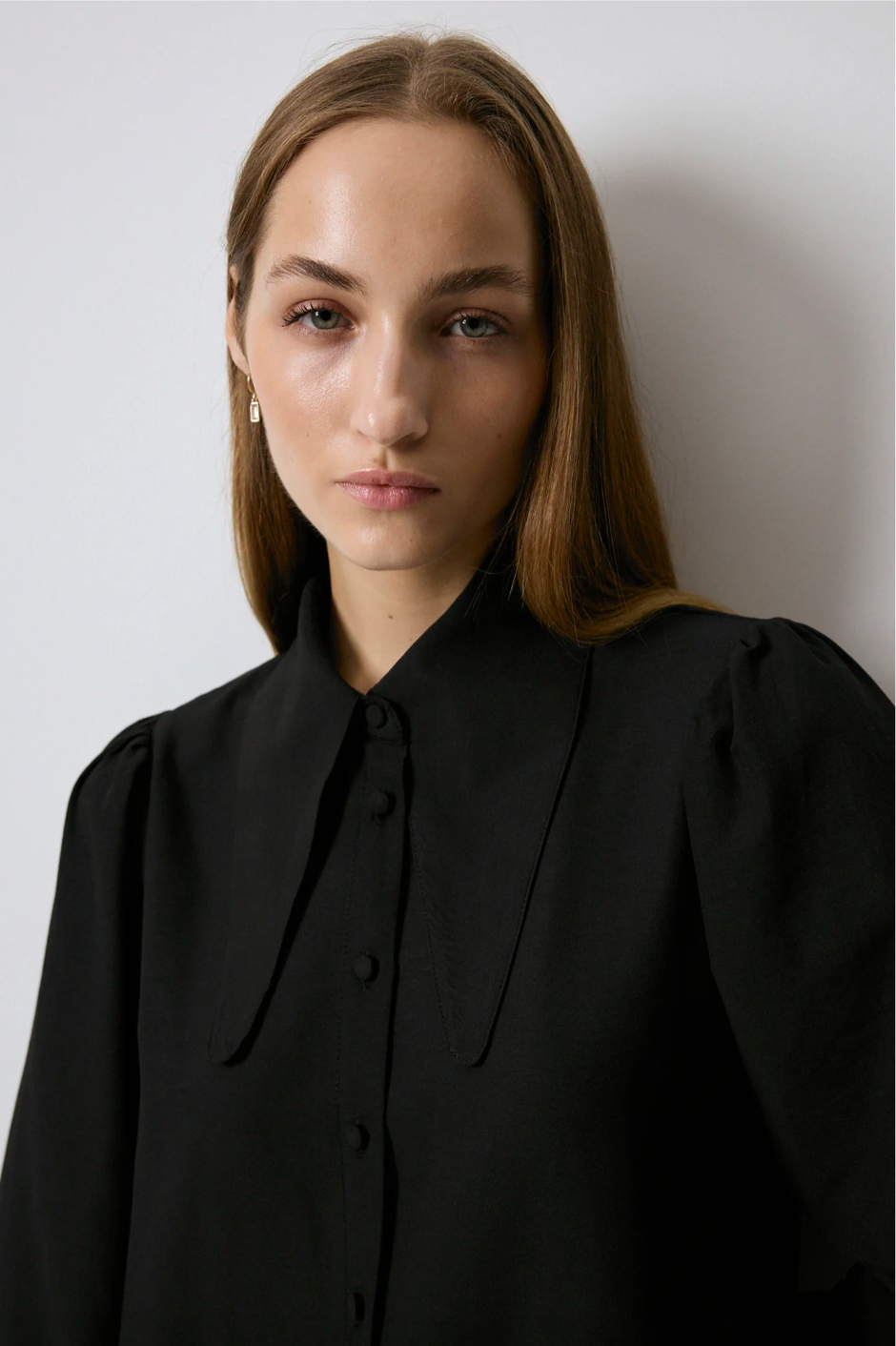 CAMISA DE ALGODÓN CON DETALLE DE CUELLO