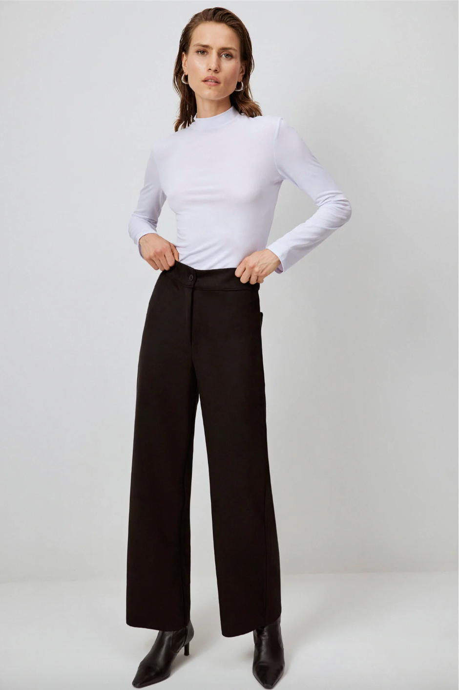 PANTALÓN DE ANTE CON BORDADO DE PIEDRA