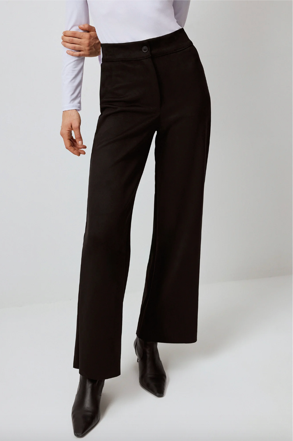 PANTALÓN DE ANTE CON BORDADO DE PIEDRA