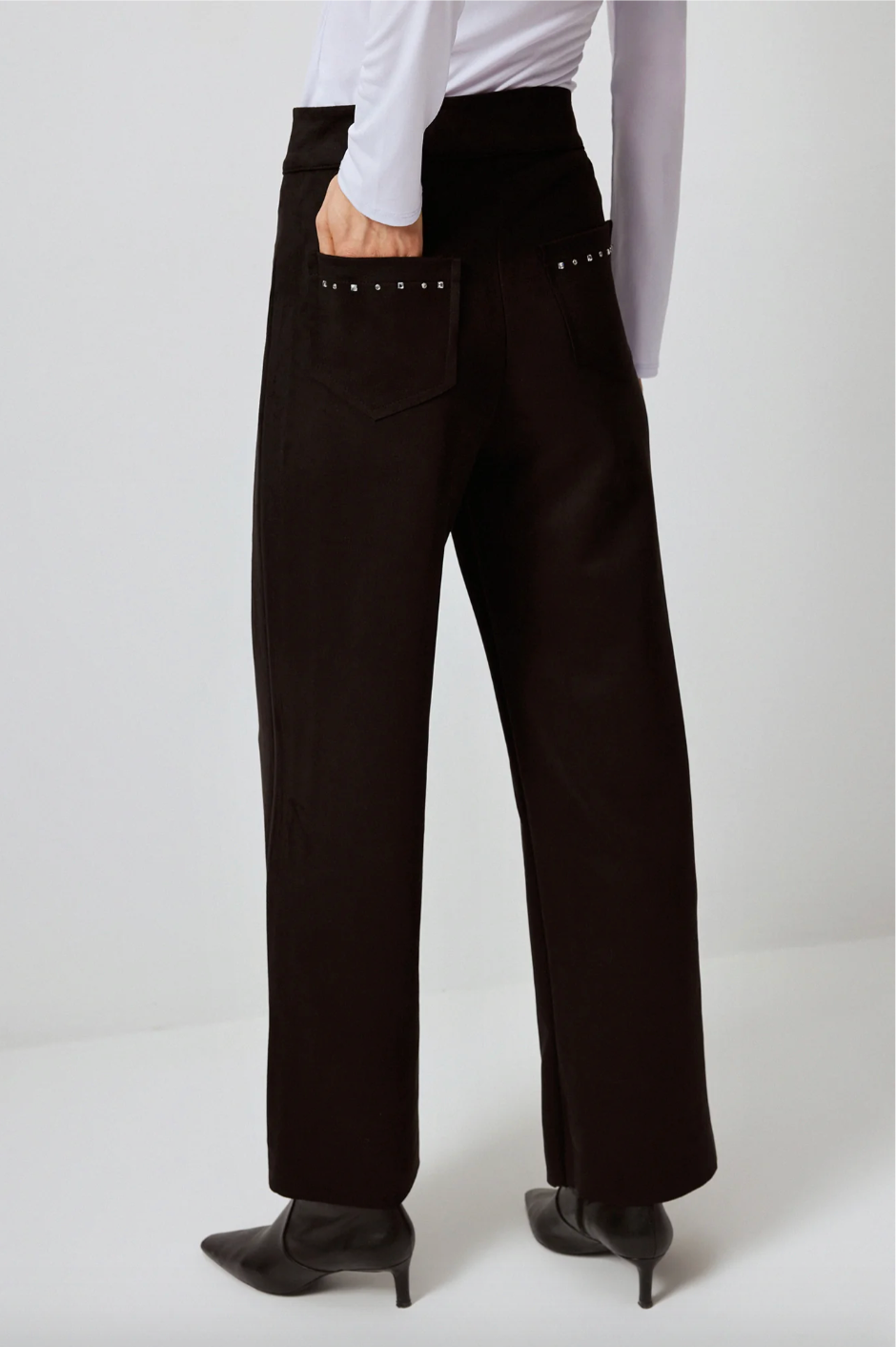 PANTALÓN DE ANTE CON BORDADO DE PIEDRA