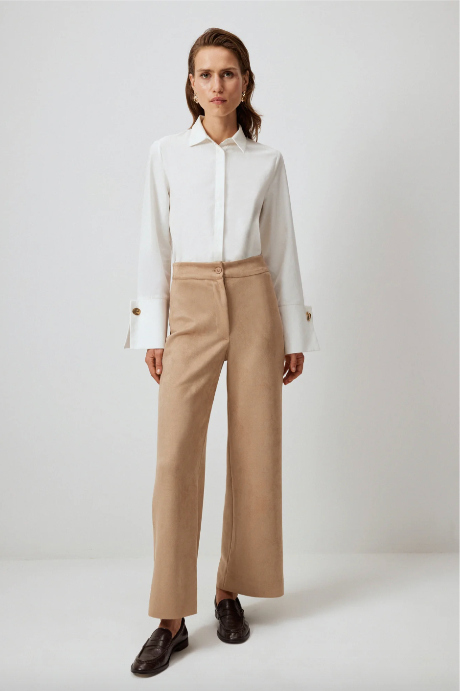 PANTALÓN DE ANTE CON BORDADO DE PIEDRA