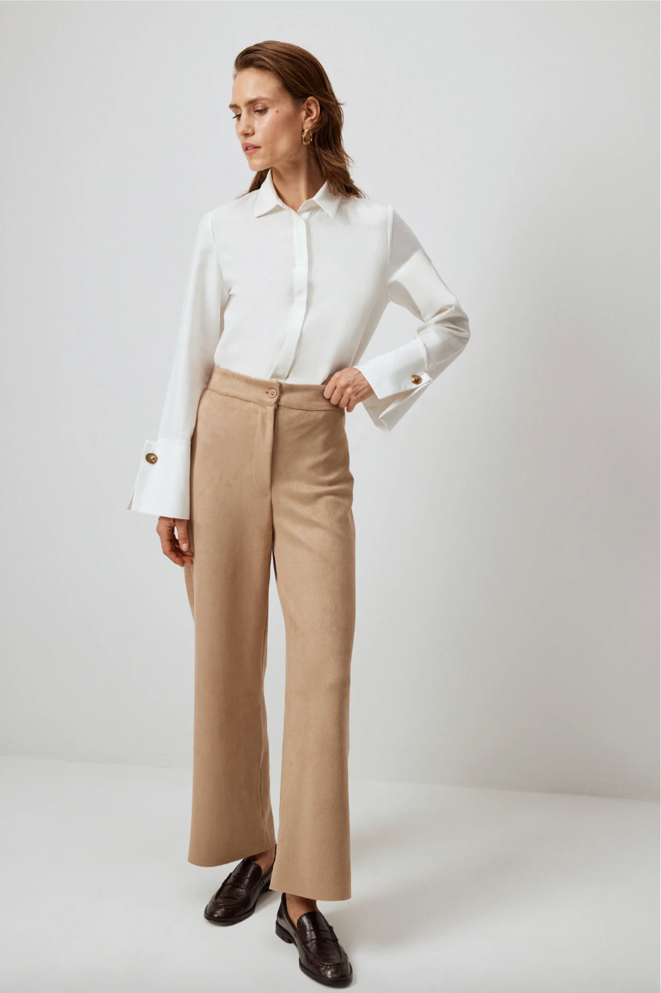 PANTALÓN DE ANTE CON BORDADO DE PIEDRA