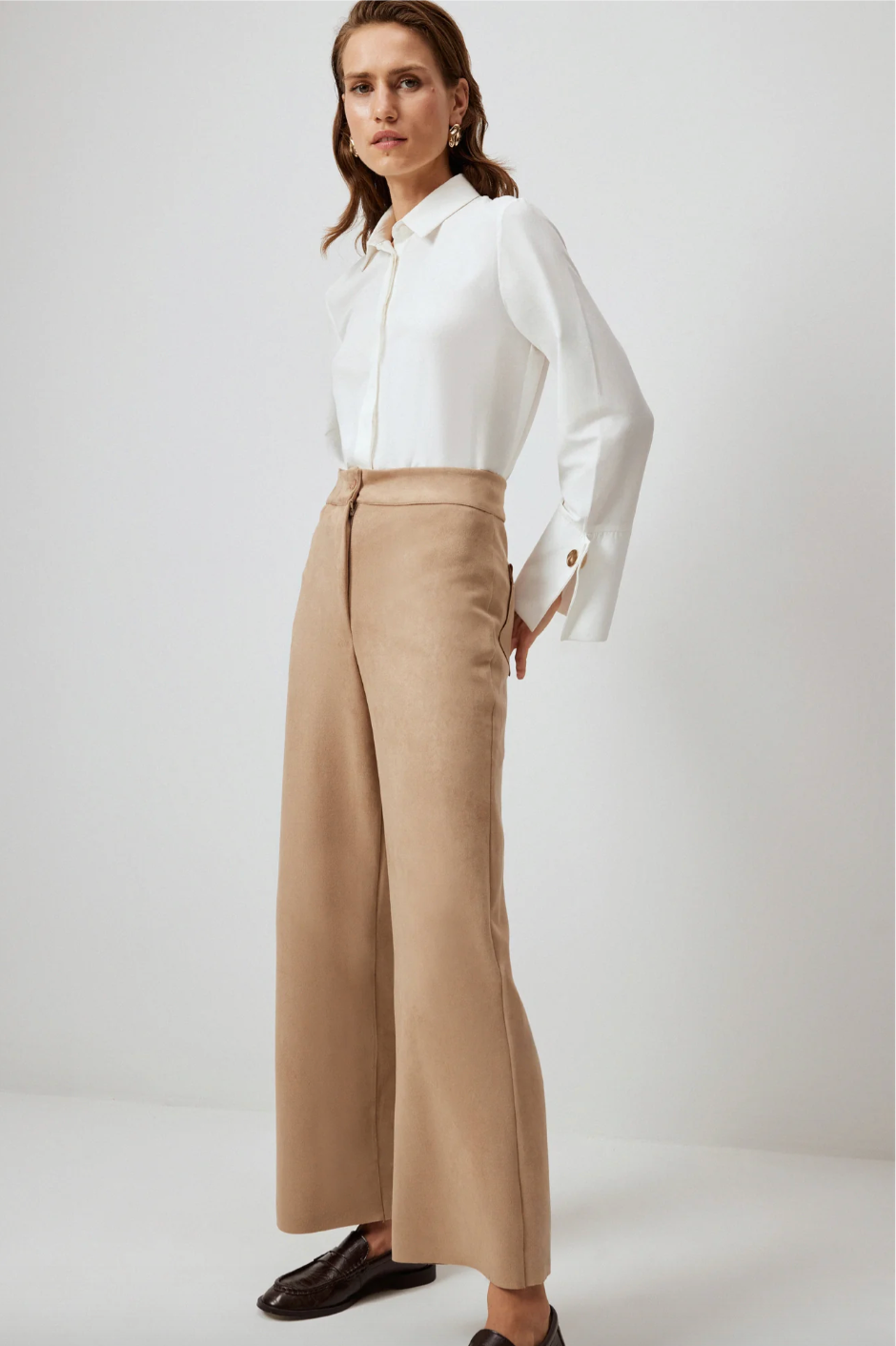 PANTALÓN DE ANTE CON BORDADO DE PIEDRA