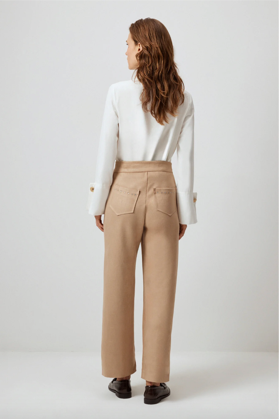 PANTALÓN DE ANTE CON BORDADO DE PIEDRA