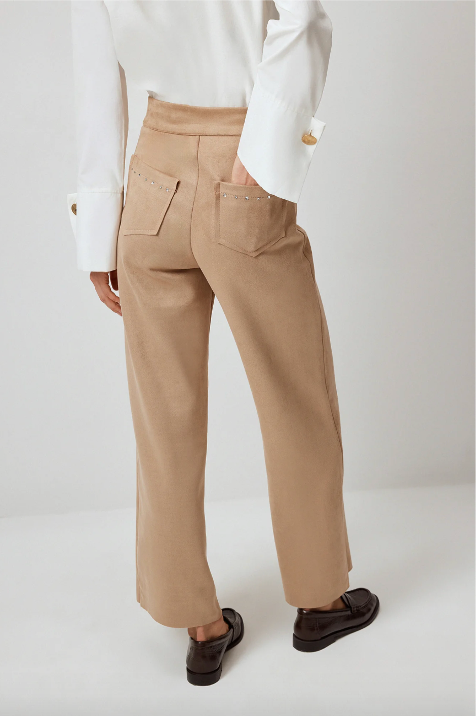 PANTALÓN DE ANTE CON BORDADO DE PIEDRA