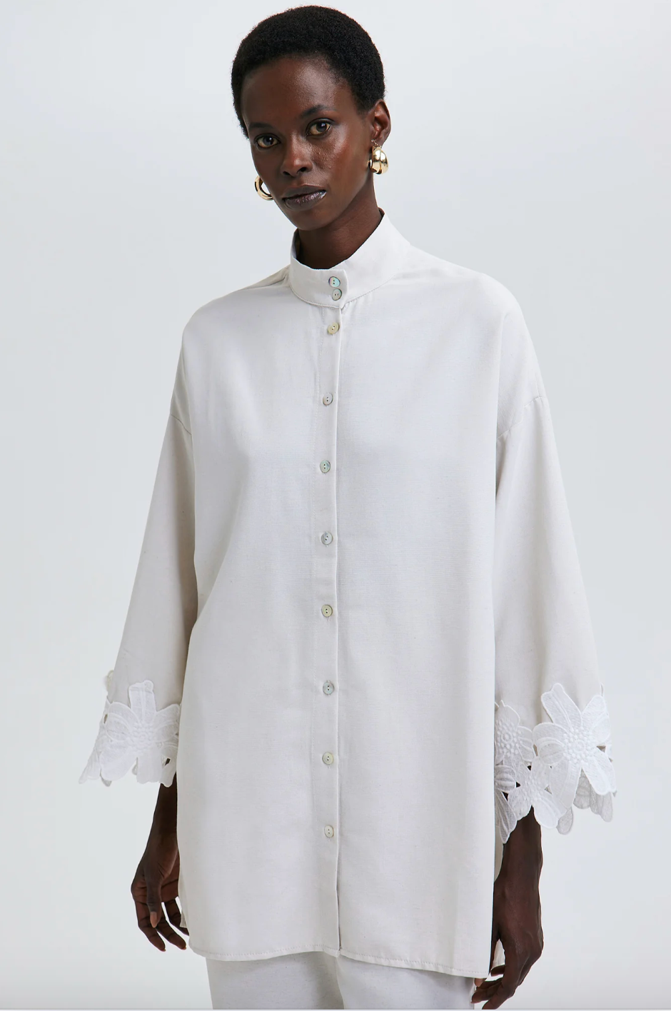 CAMISA DE LINO TEXTURIZADO CON MANGAS DE ENCAJE