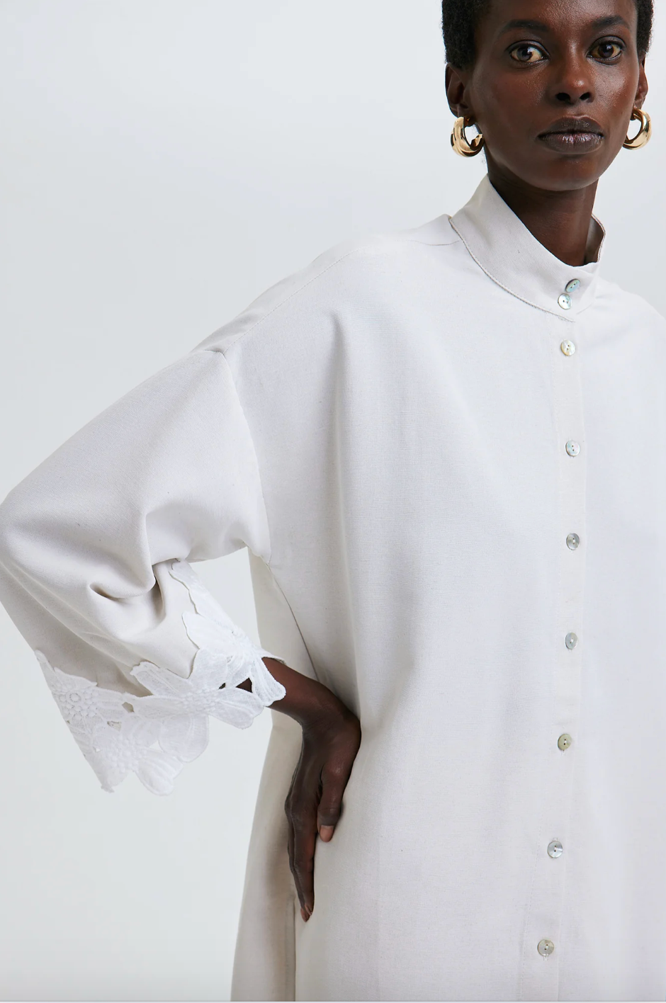 CAMISA DE LINO TEXTURIZADO CON MANGAS DE ENCAJE