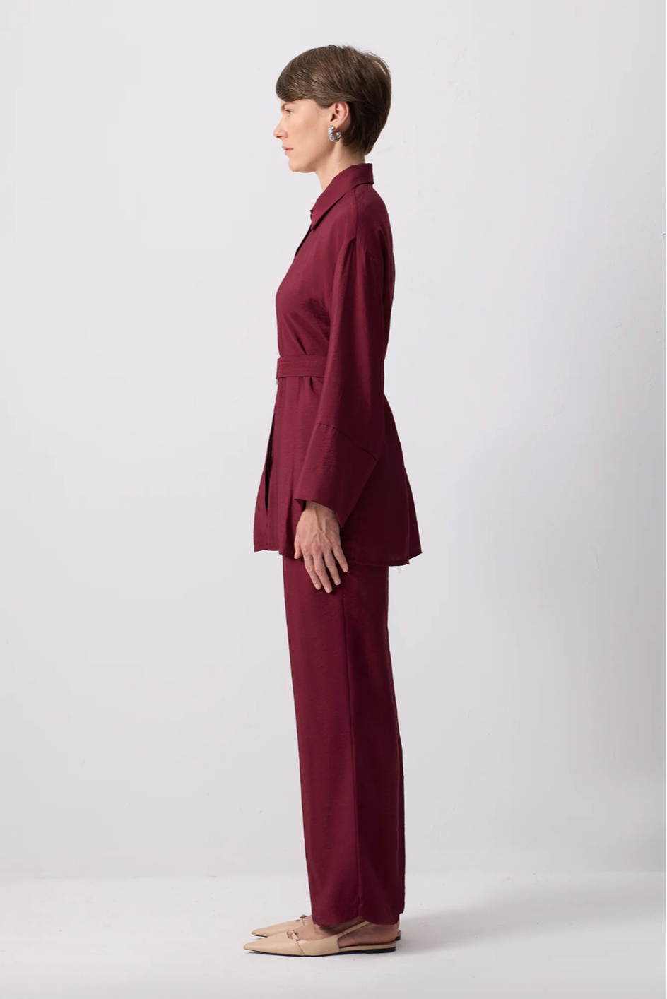 CONJUNTO DE PANTALÓN CON CUELLO DE CAMISA Y CINTURÓN