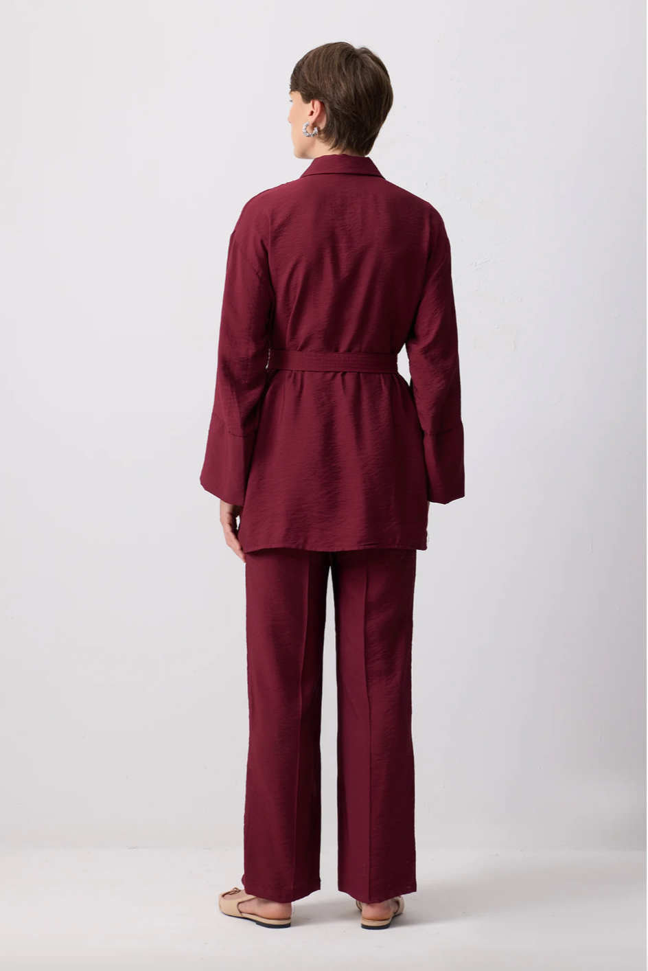 CONJUNTO DE PANTALÓN CON CUELLO DE CAMISA Y CINTURÓN