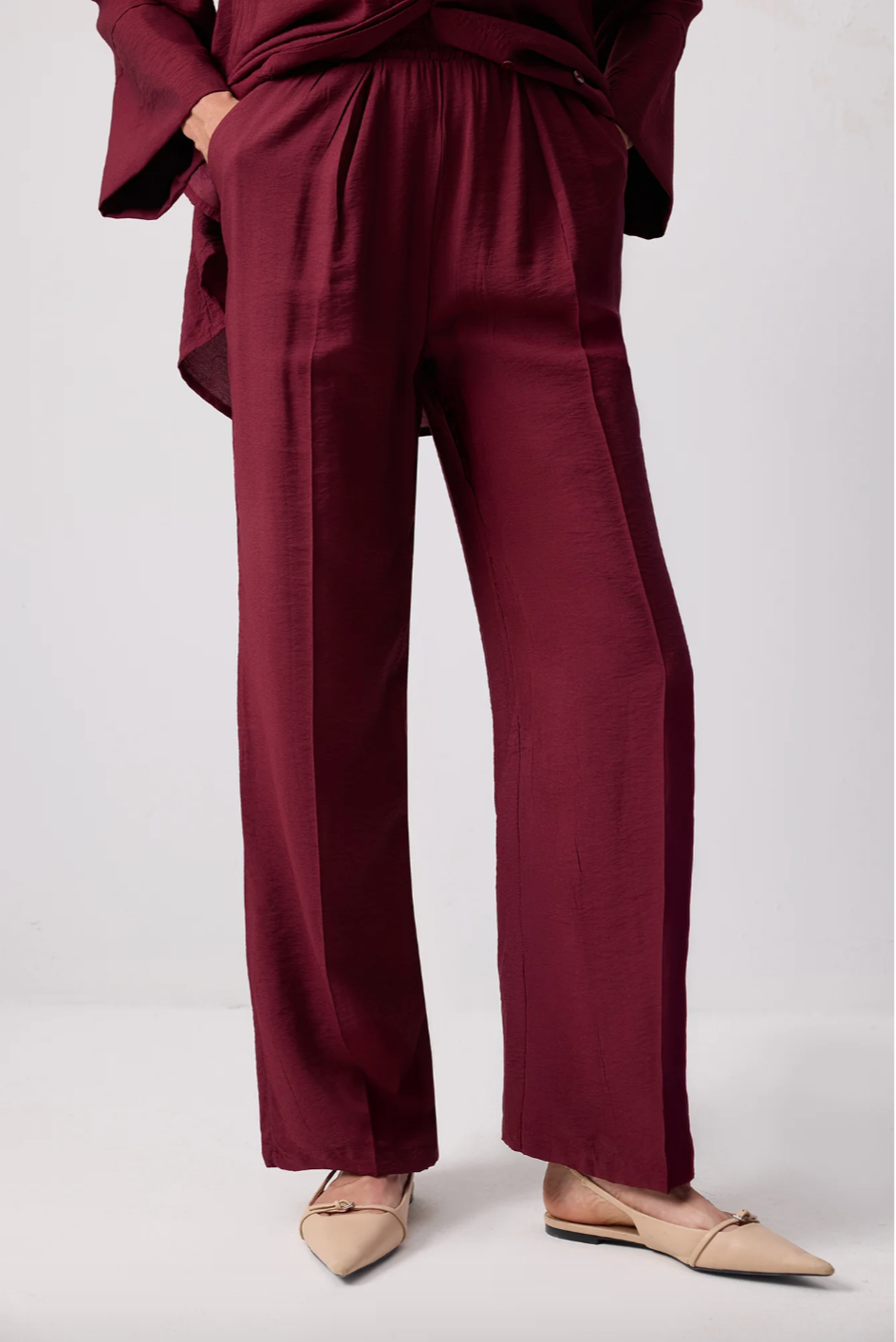 CONJUNTO DE PANTALÓN CON CUELLO DE CAMISA Y CINTURÓN
