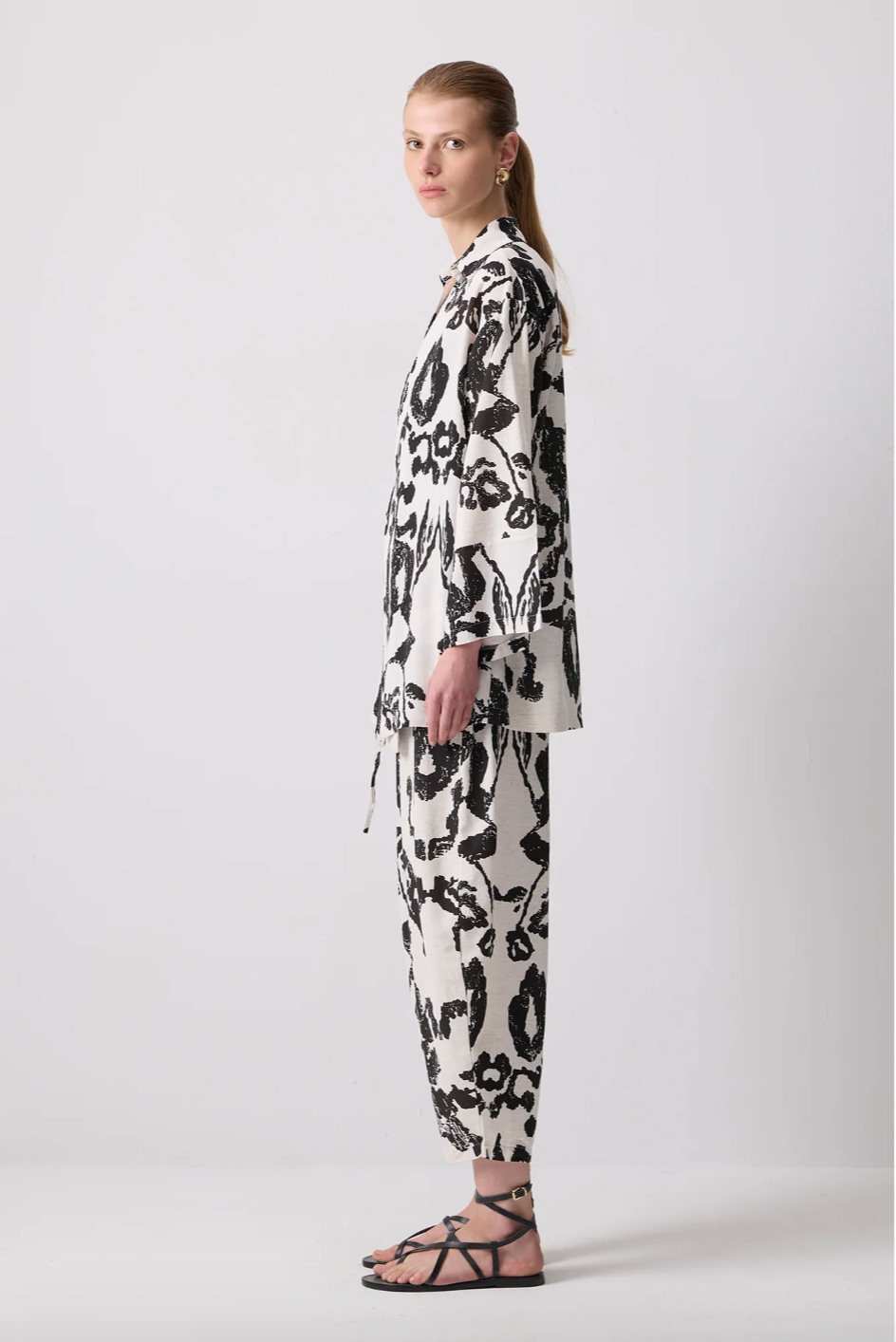 CONJUNTO DE PANTALÓN KIMONO CON ESTAMPADO TEXTURIZADO DE LINO