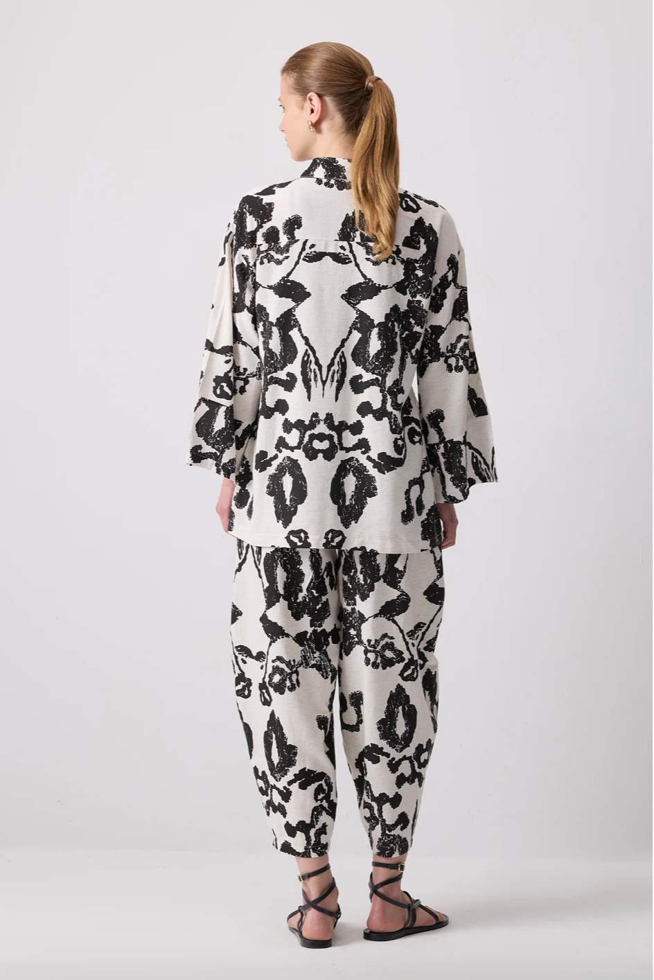 CONJUNTO DE PANTALÓN KIMONO CON ESTAMPADO TEXTURIZADO DE LINO