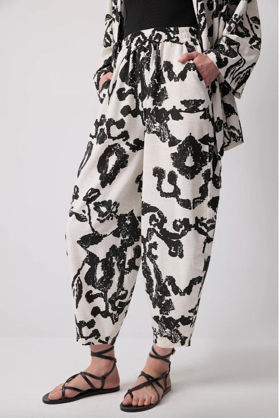 CONJUNTO DE PANTALÓN KIMONO CON ESTAMPADO TEXTURIZADO DE LINO