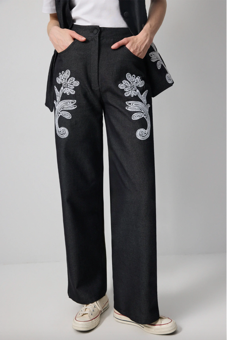 SET PANTALÓN Y CHALECO DE DENIM CON DETALLES BORDADOS