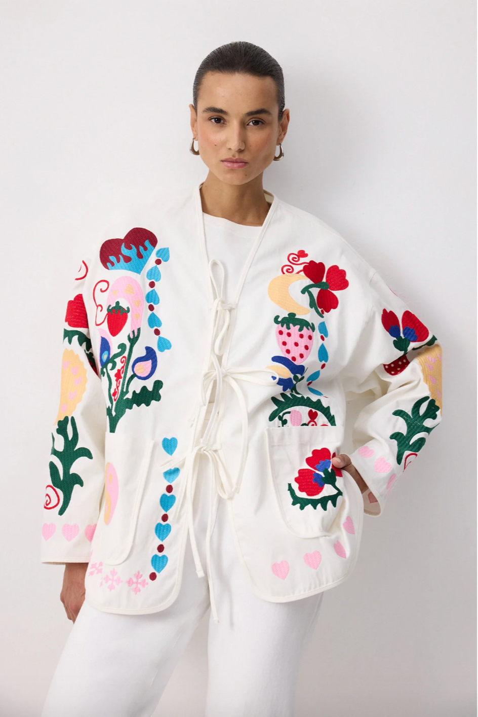 CHAQUETA DE GABARDINA BORDADA