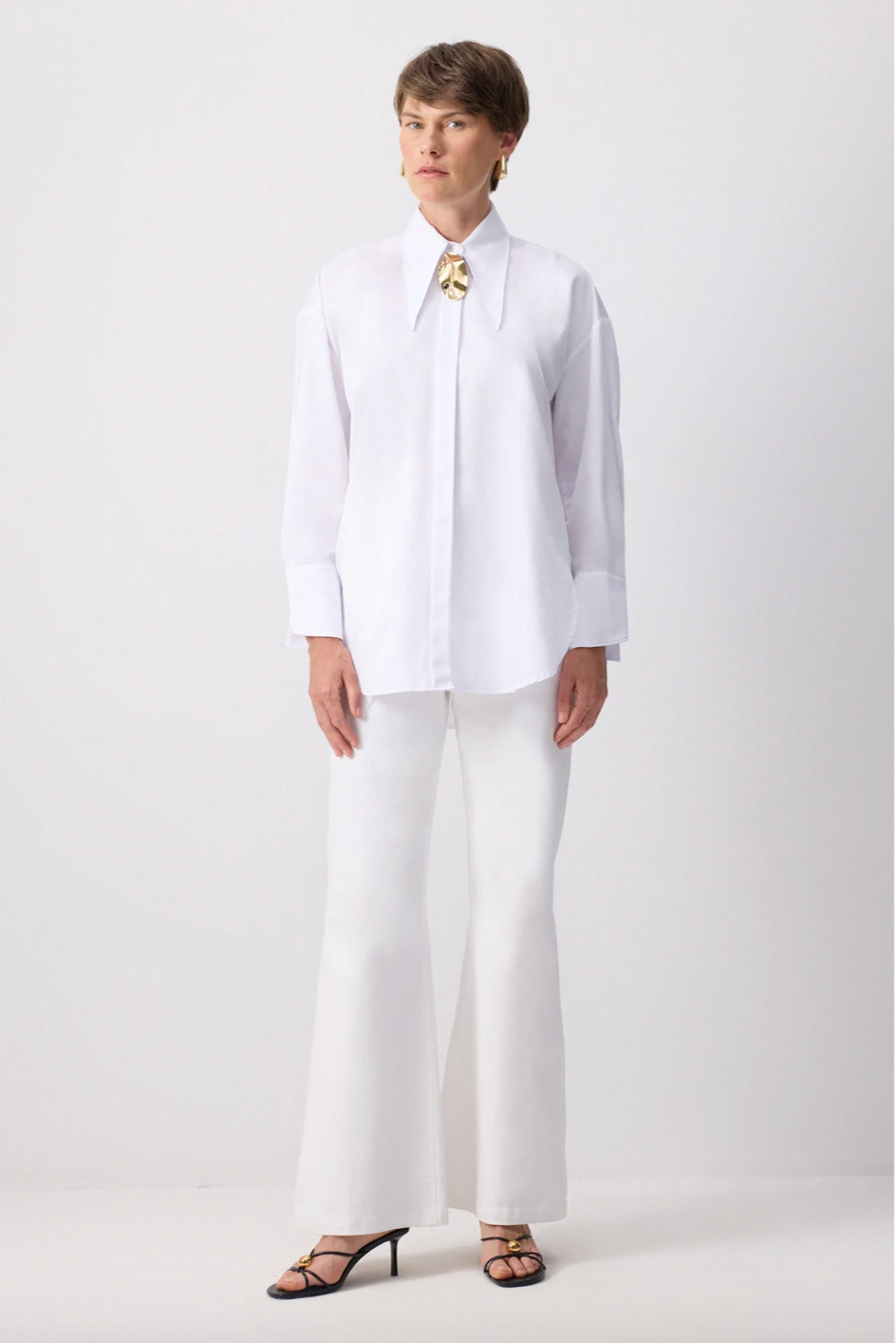 CAMISA CON BROCHE DE METAL BLANCA