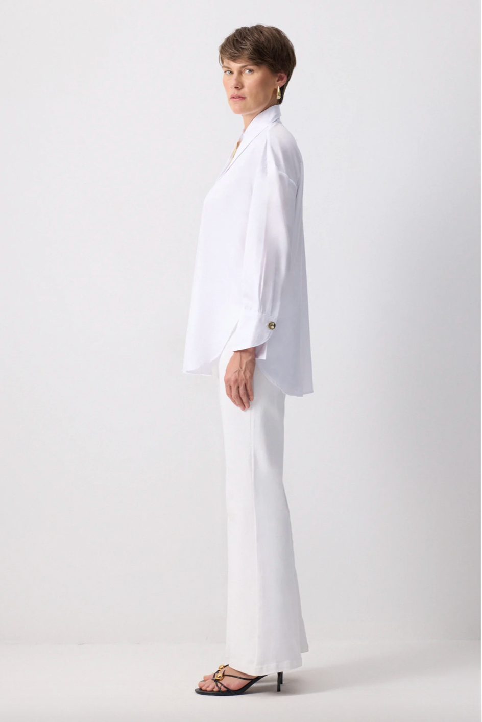 CAMISA CON BROCHE DE METAL BLANCA