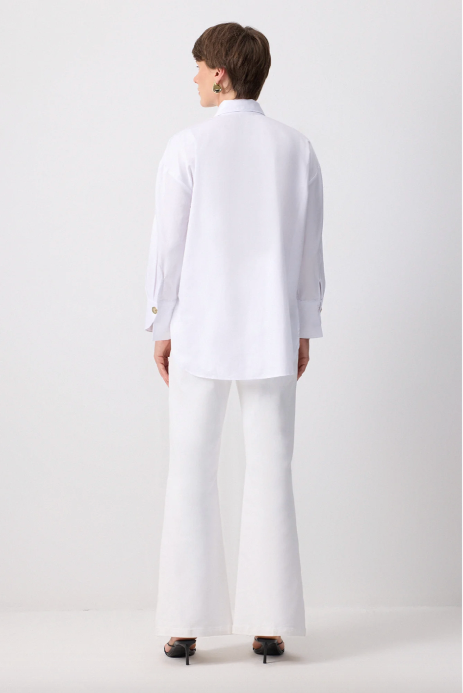CAMISA CON BROCHE DE METAL BLANCA