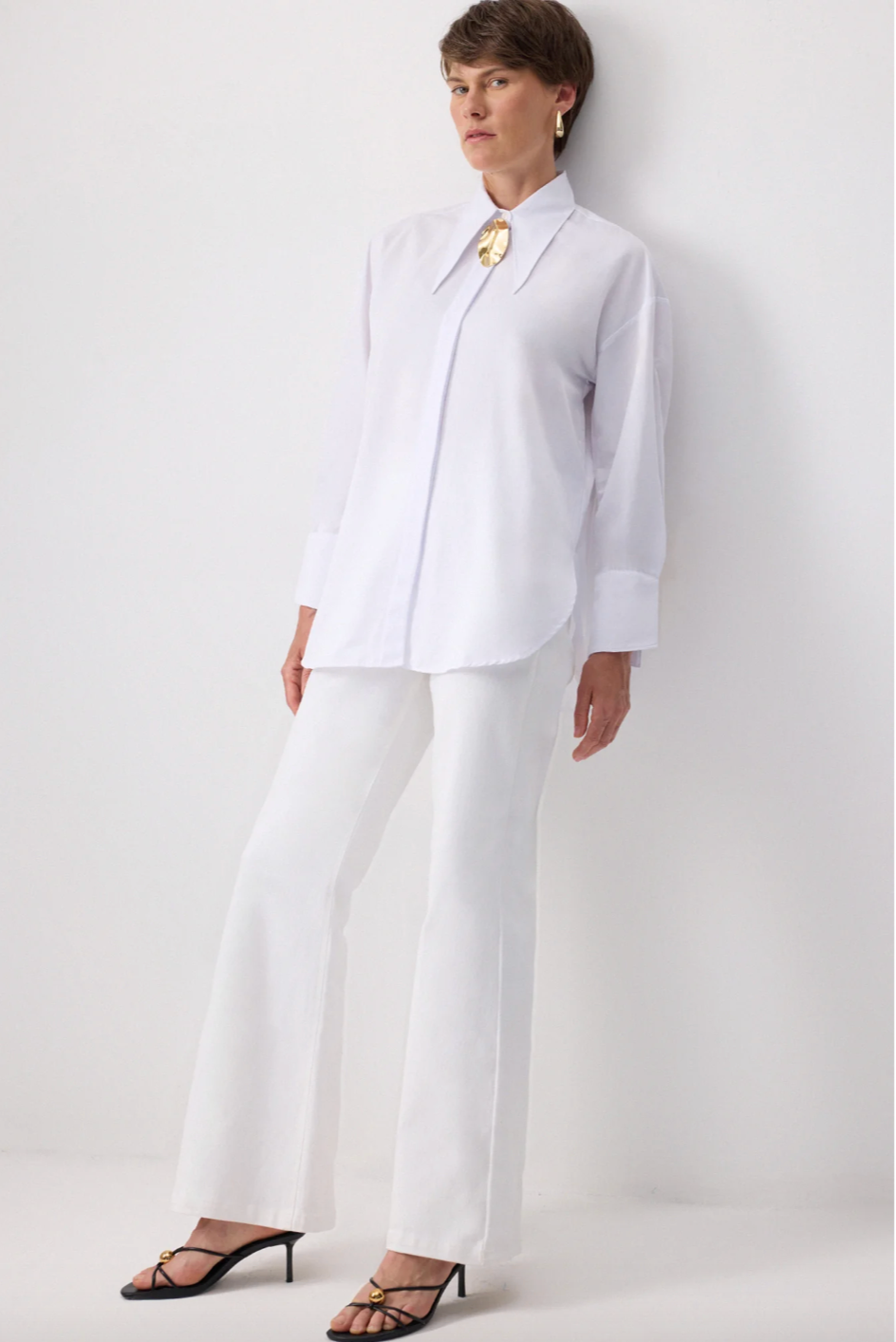 CAMISA CON BROCHE DE METAL BLANCA