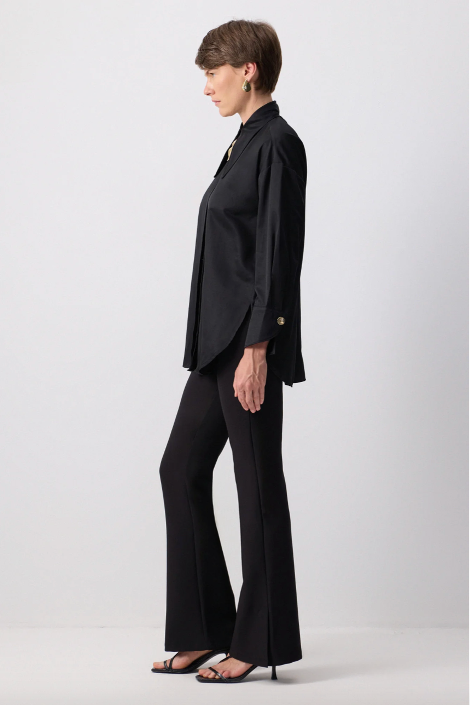 CAMISA CON BROCHE DE METAL NEGRO