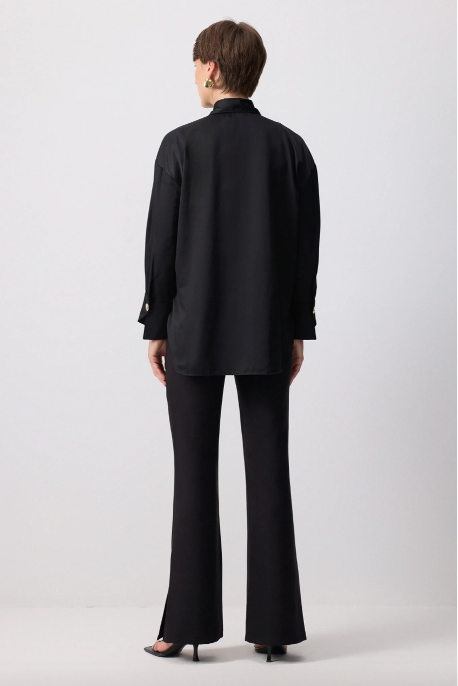 CAMISA CON BROCHE DE METAL NEGRO
