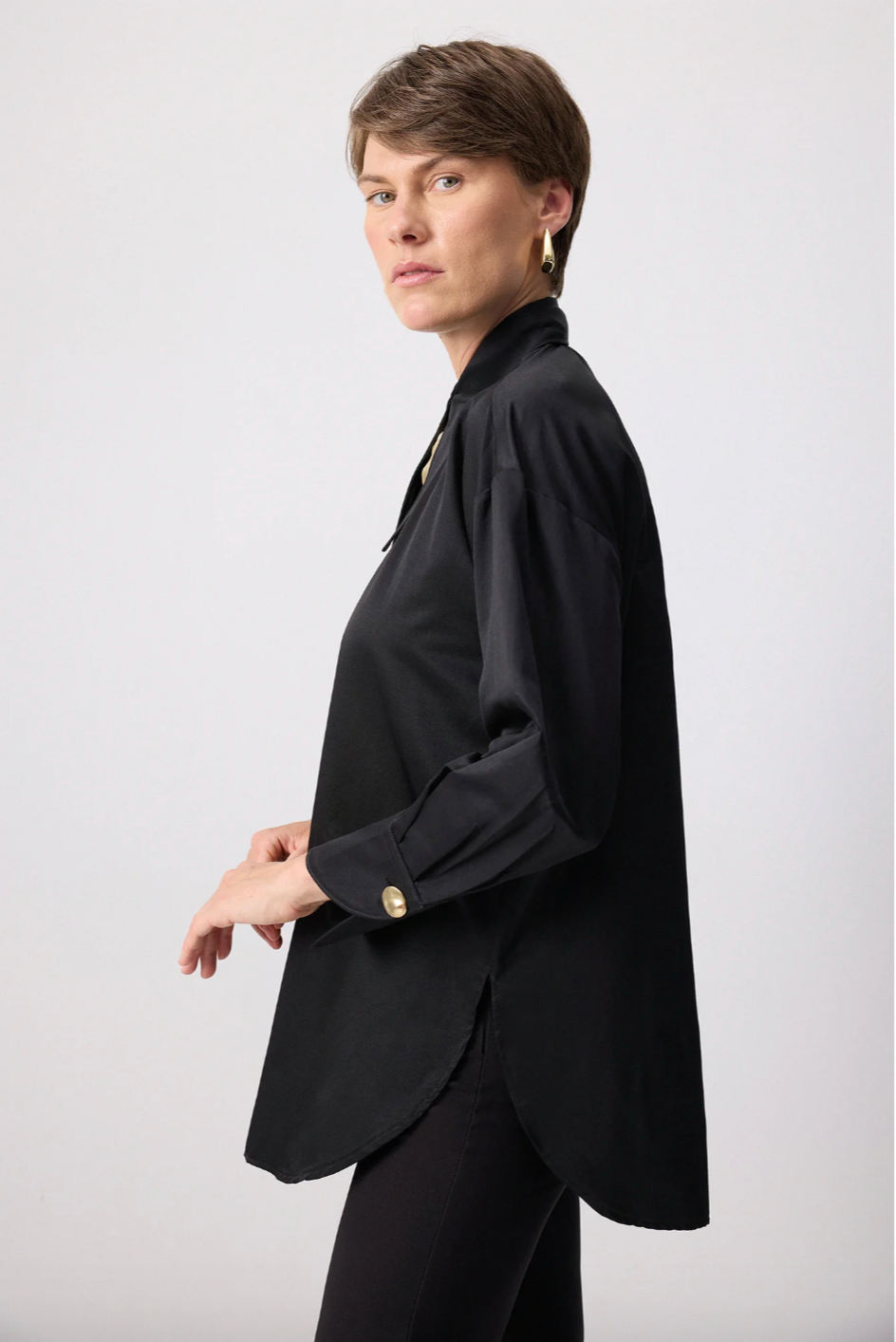 CAMISA CON BROCHE DE METAL NEGRO