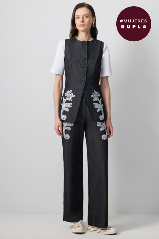 SET PANTALÓN Y CHALECO DE DENIM CON DETALLES BORDADOS