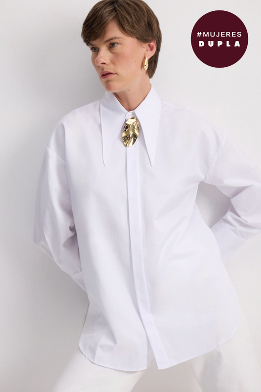 CAMISA CON BROCHE DE METAL BLANCA