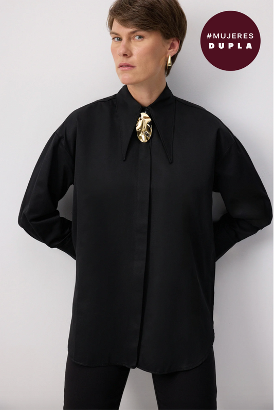 CAMISA CON BROCHE DE METAL NEGRO