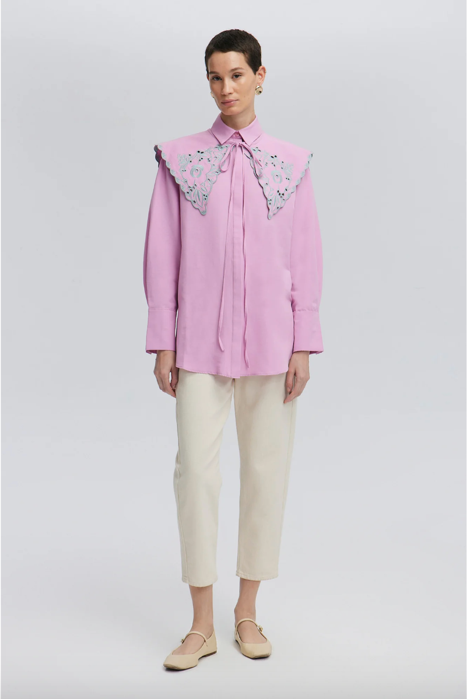 CAMISA CUELLO ANCHO DETALLE BORDADO