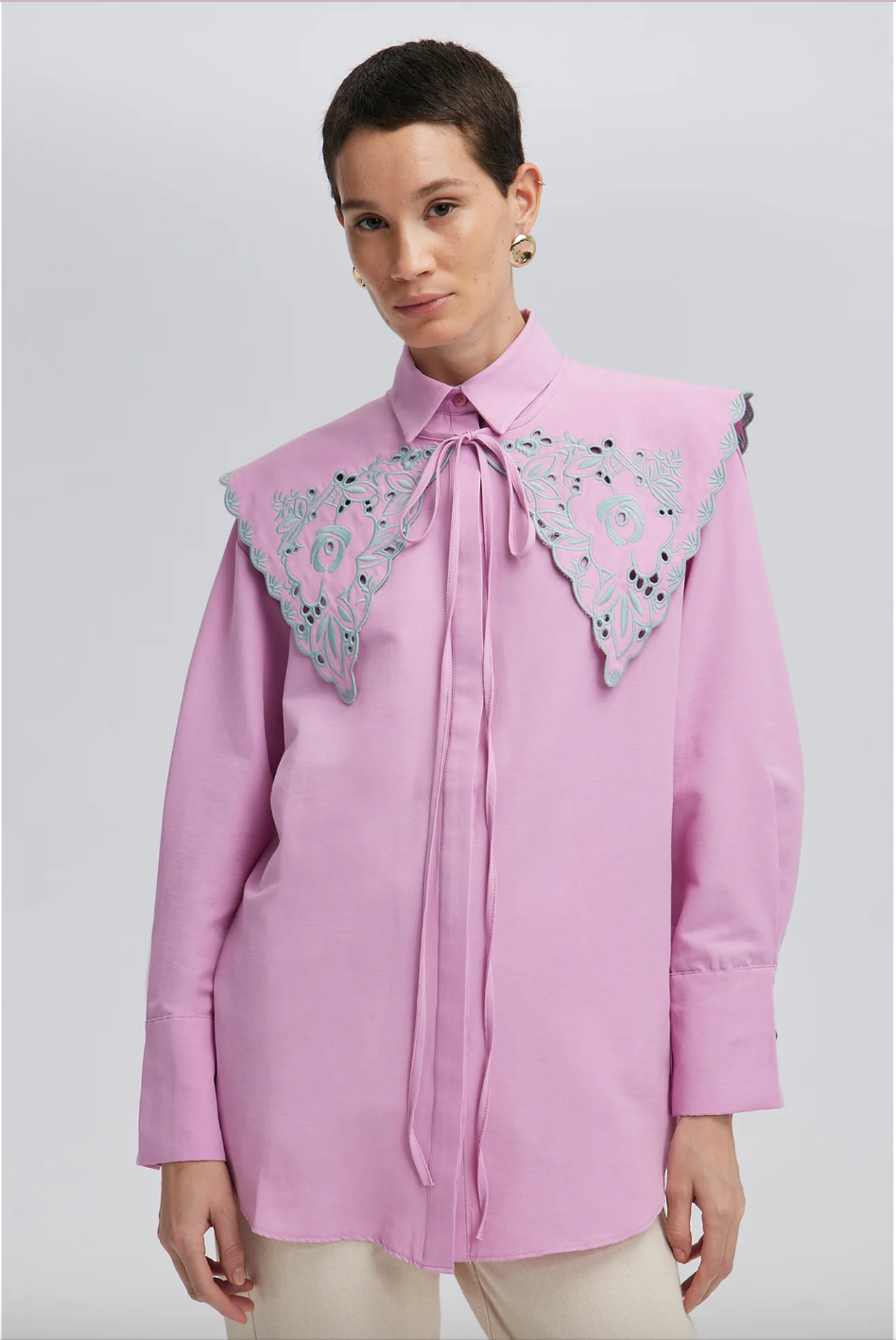 CAMISA CUELLO ANCHO DETALLE BORDADO