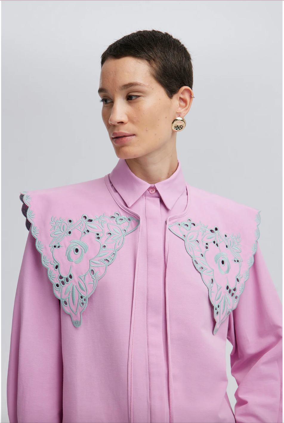 CAMISA CUELLO ANCHO DETALLE BORDADO