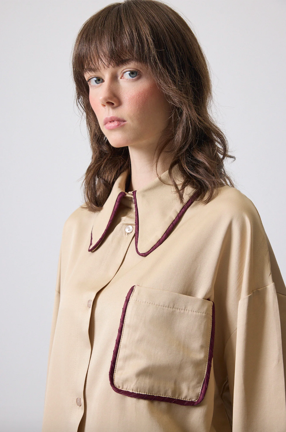 CAMISA DE SATÉN CON DETALLE DE VIALLO