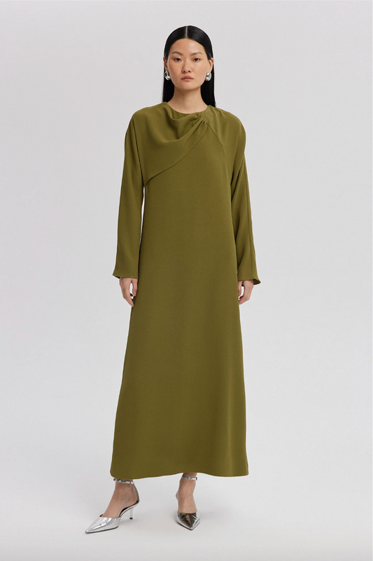 VESTIDO DE CREPE CON ESCOTE ASIMÉTRICO