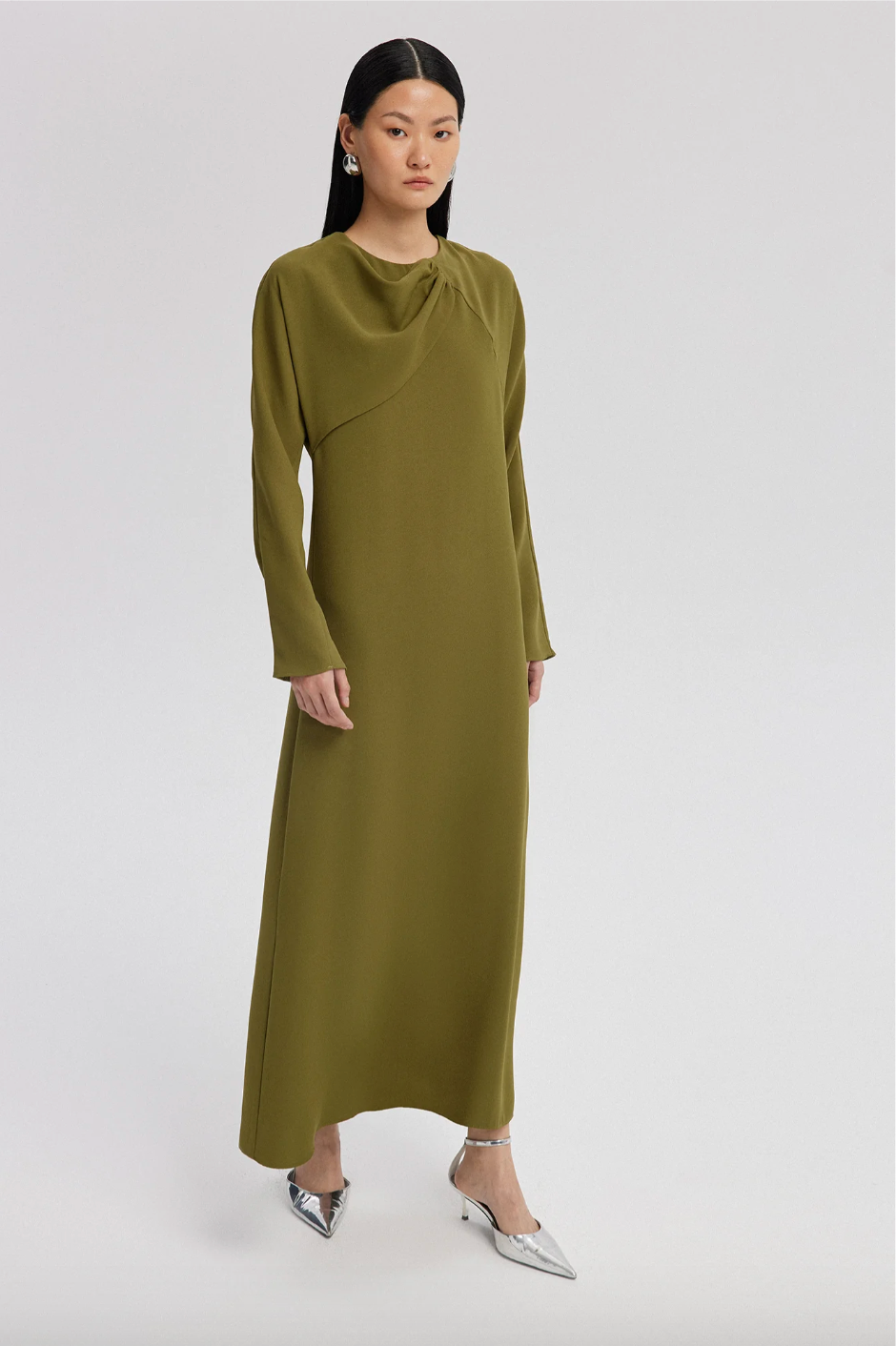 VESTIDO DE CREPE CON ESCOTE ASIMÉTRICO