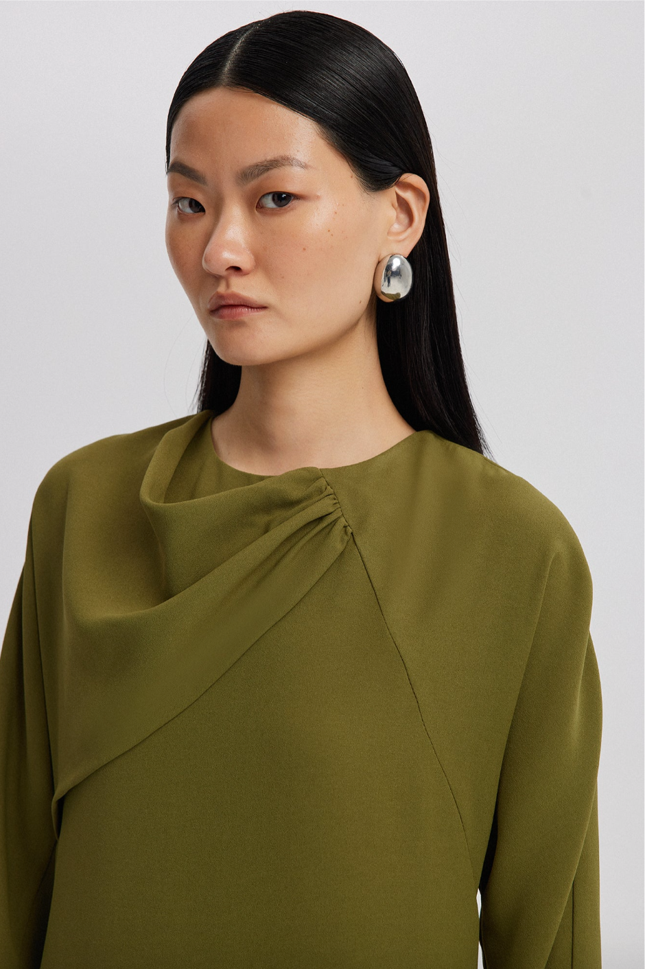 VESTIDO DE CREPE CON ESCOTE ASIMÉTRICO