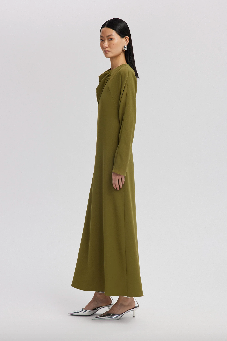 VESTIDO DE CREPE CON ESCOTE ASIMÉTRICO