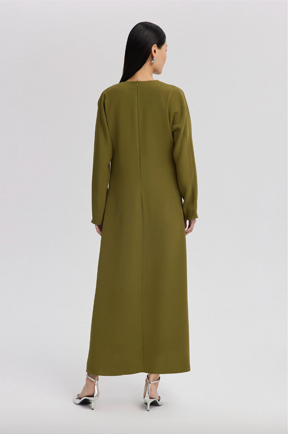 VESTIDO DE CREPE CON ESCOTE ASIMÉTRICO