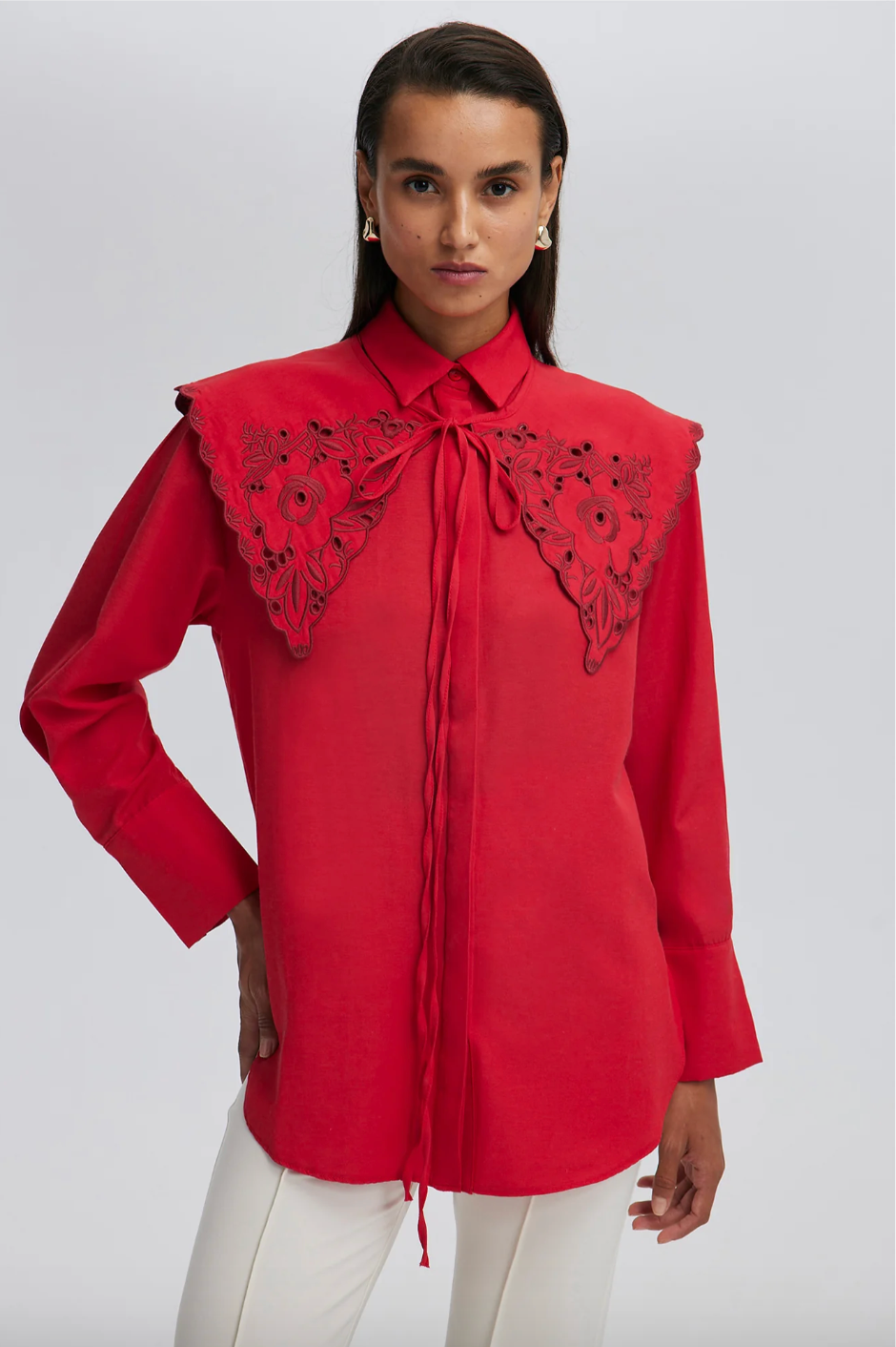 CAMISA DE CUELLO ANCHO CON DETALLES BORDADOS