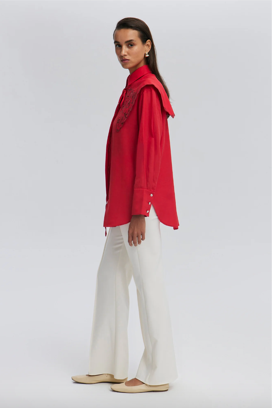 CAMISA DE CUELLO ANCHO CON DETALLES BORDADOS