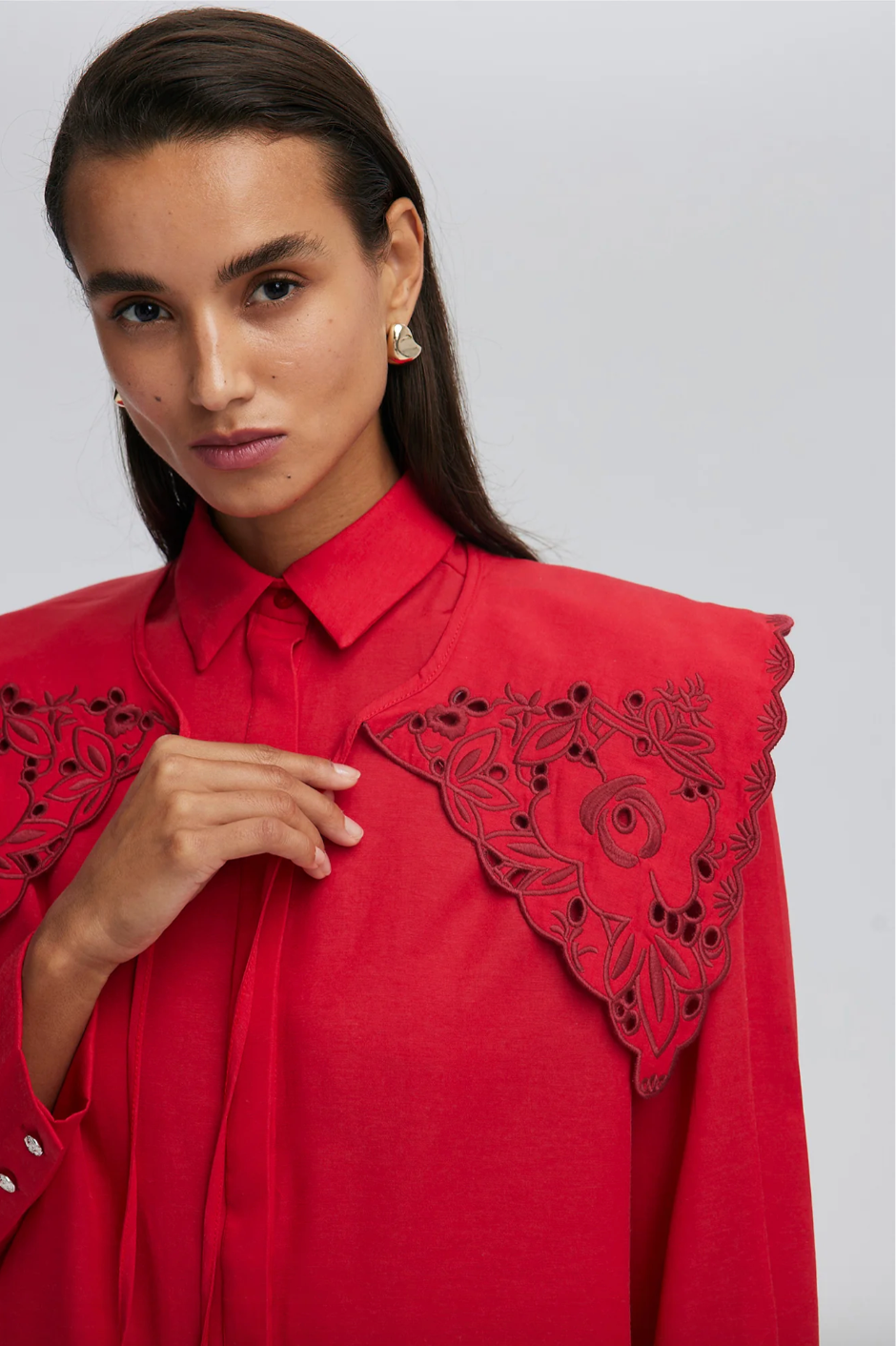 CAMISA DE CUELLO ANCHO CON DETALLES BORDADOS