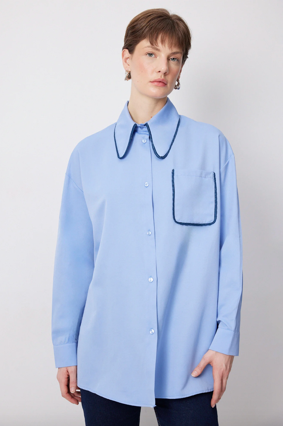 CAMISA DE SATÉN CON DETALLE DE VIALLO
